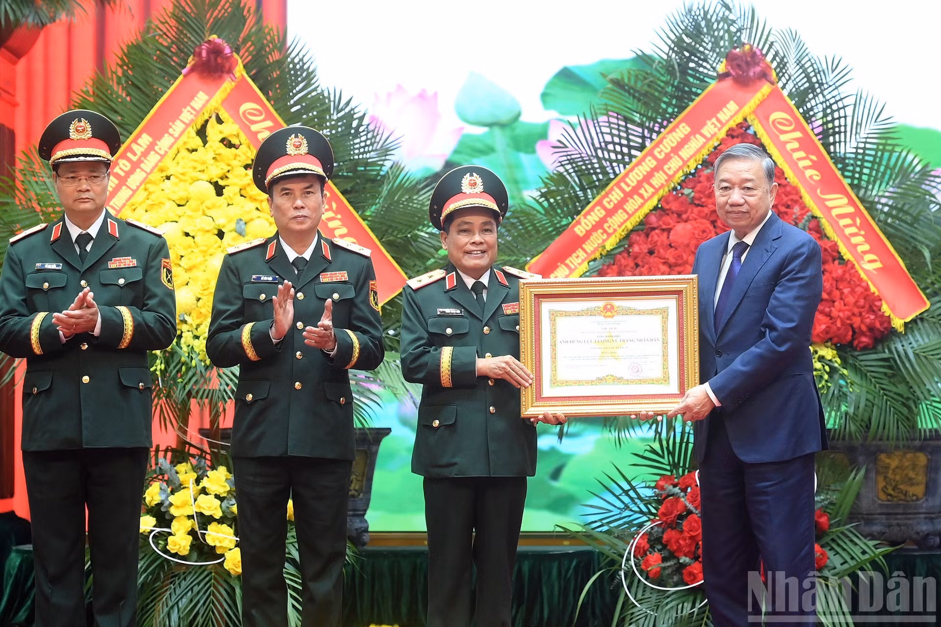 苏林总书记向后勤—技术总局授予“人民武装力量英雄”称号。