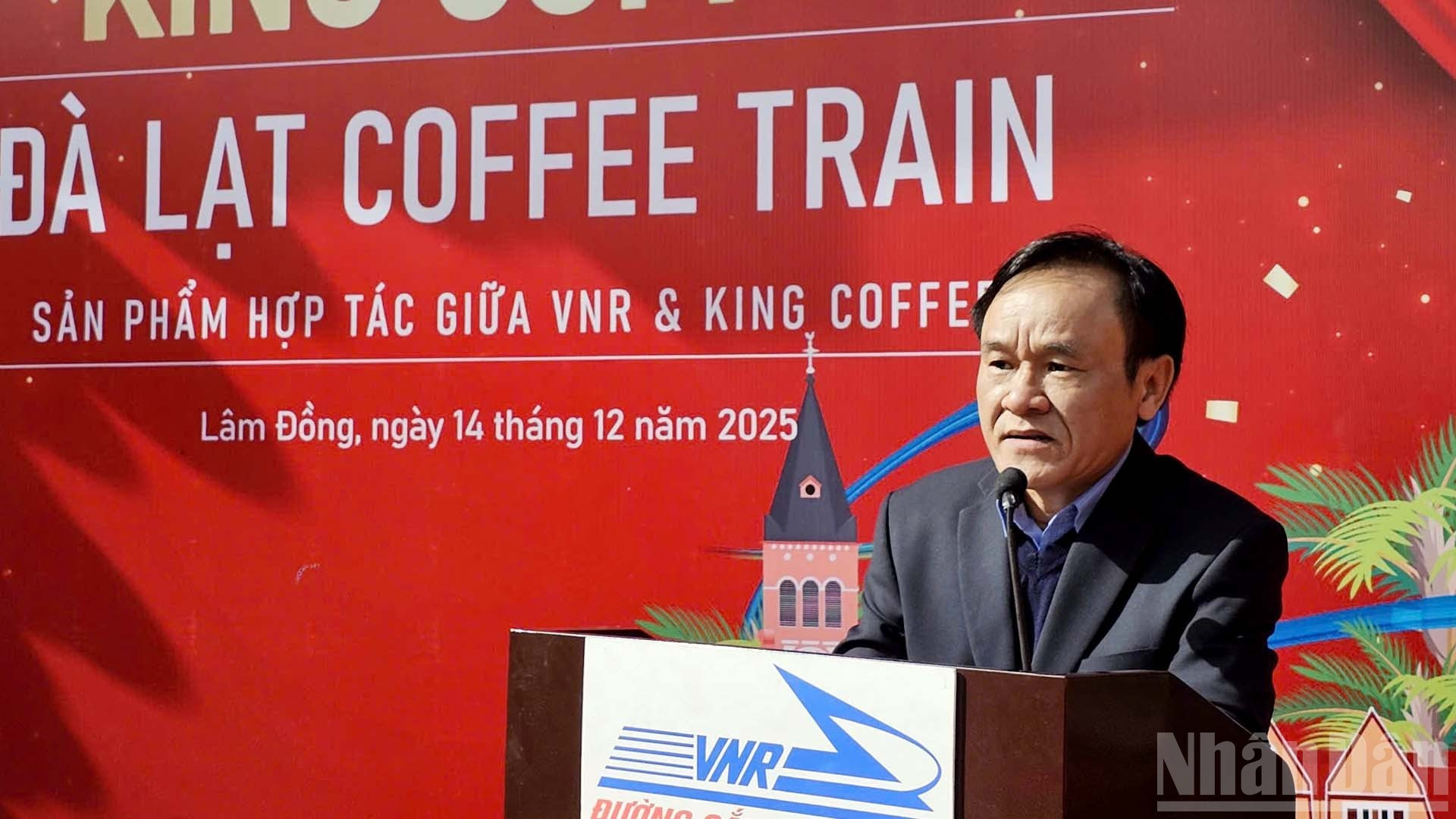 西贡铁路运输分公司经理黎英俊在“大叻咖啡列车”开通仪式上发表讲话。