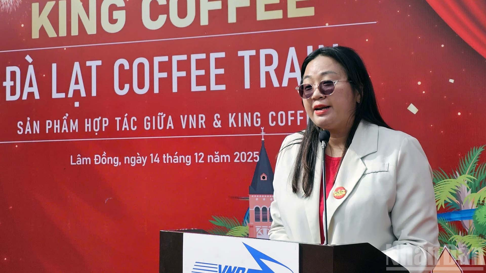 King Coffee南部地区业务发展经理阮氏香春在仪式上发表讲话。