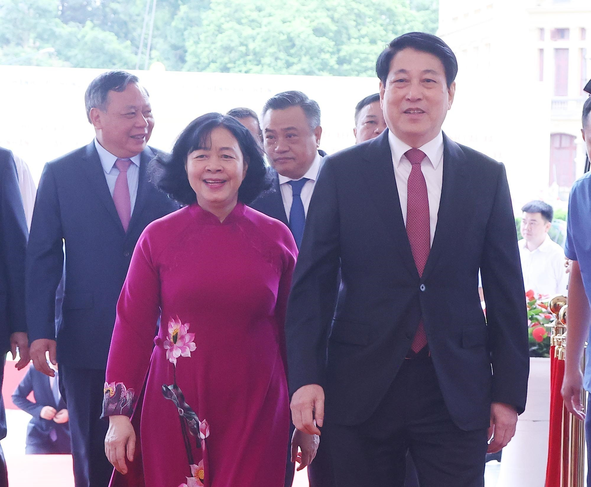 越南国家主席梁强、河内市委书记裴氏明怀出席在河内市举行的公布仪式。(图片来源:越通社) 越南国家主席梁强、河内市委书记裴氏明怀出席在河内市举行的公布仪式。(图片来源:越通社)