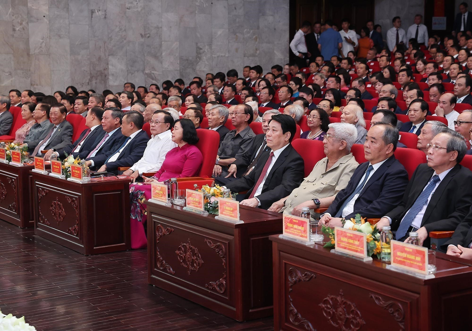 越南国家主席梁强以及各位代表出席在河内的公布仪式。(图片来源:越通社) 越南国家主席梁强以及各位代表出席在河内的公布仪式。(图片来源:越通社)