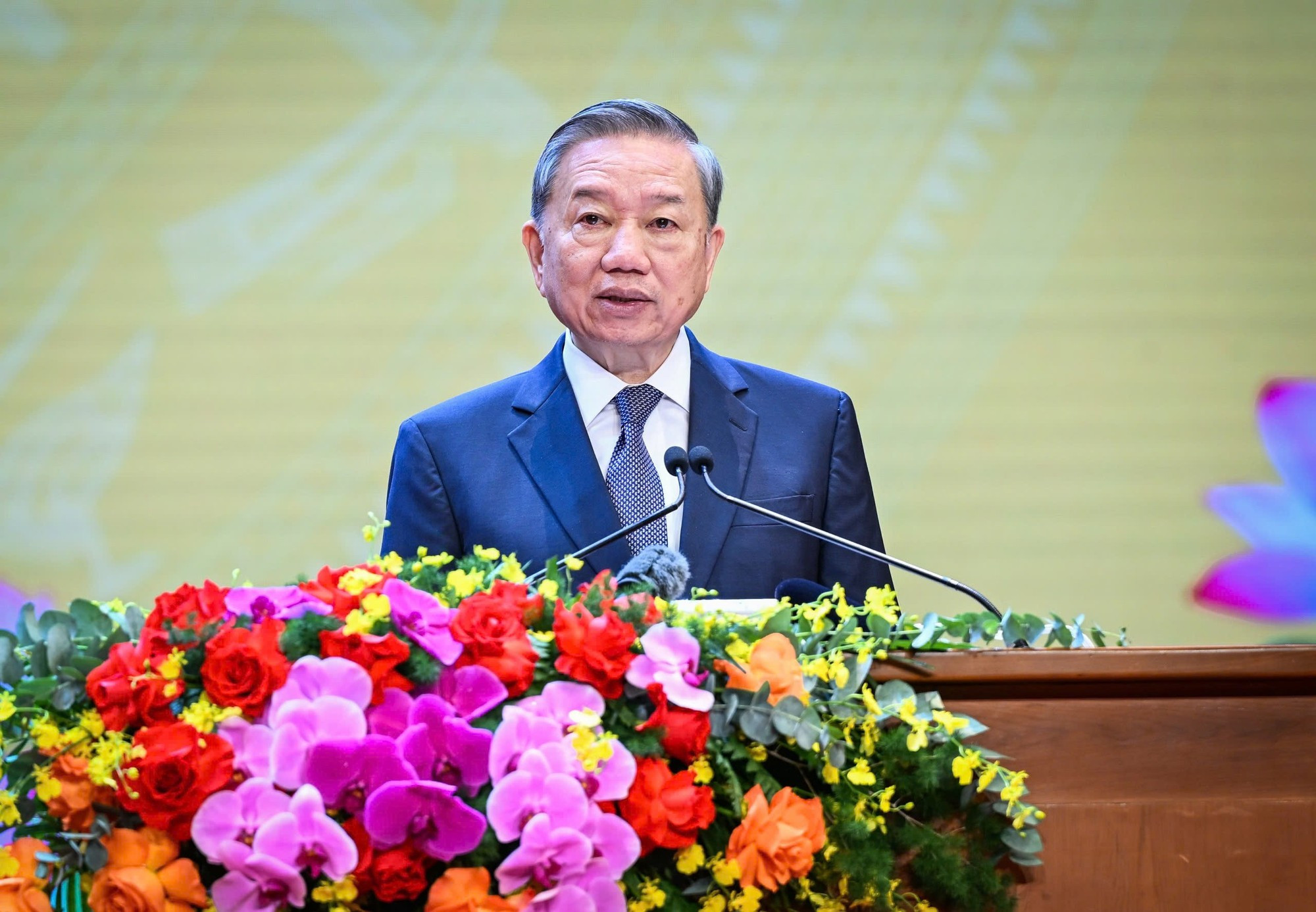 苏林总书记在见面会上发表讲话。