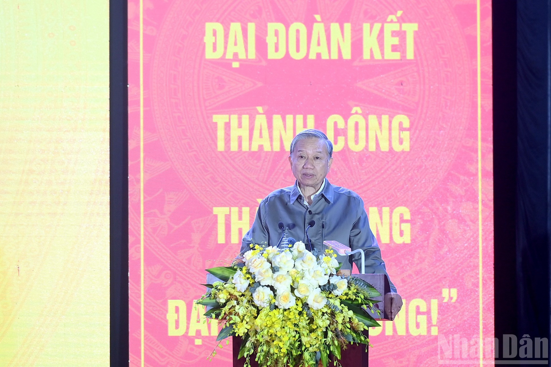 苏林总书记在活动上发表讲话。