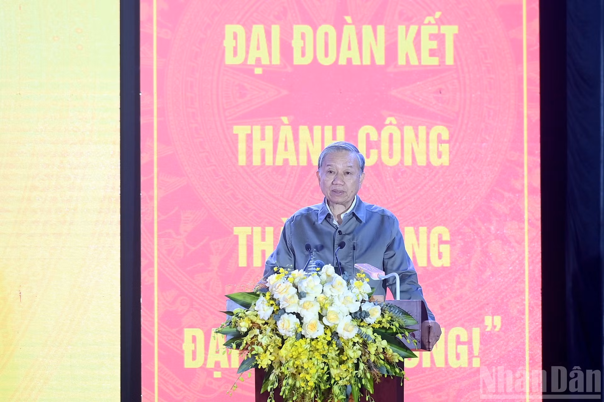 苏林总书记在活动上发表讲话。