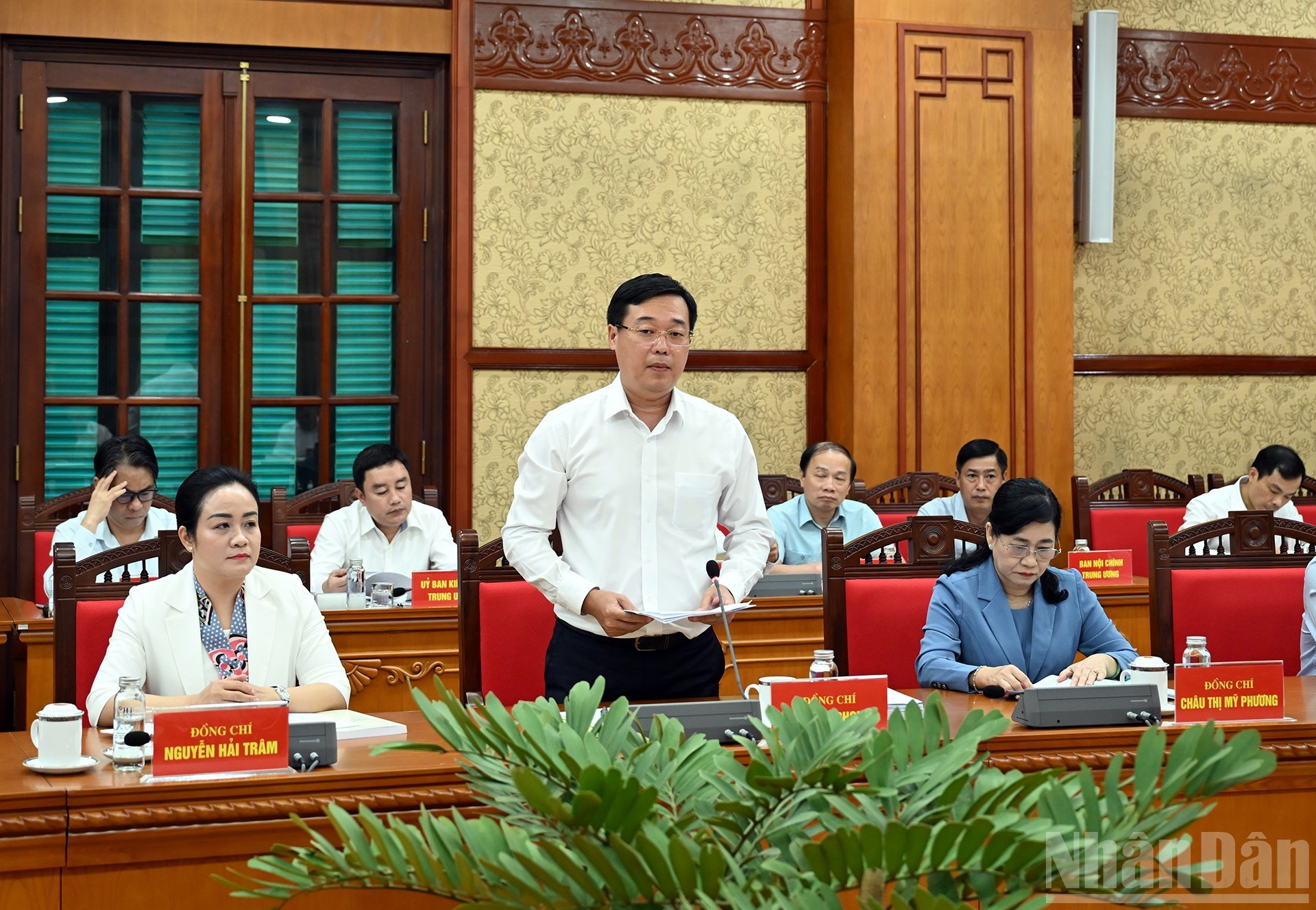 同塔省省委书记黎国峰在会上作报告。 同塔省省委书记黎国峰在会上作报告。