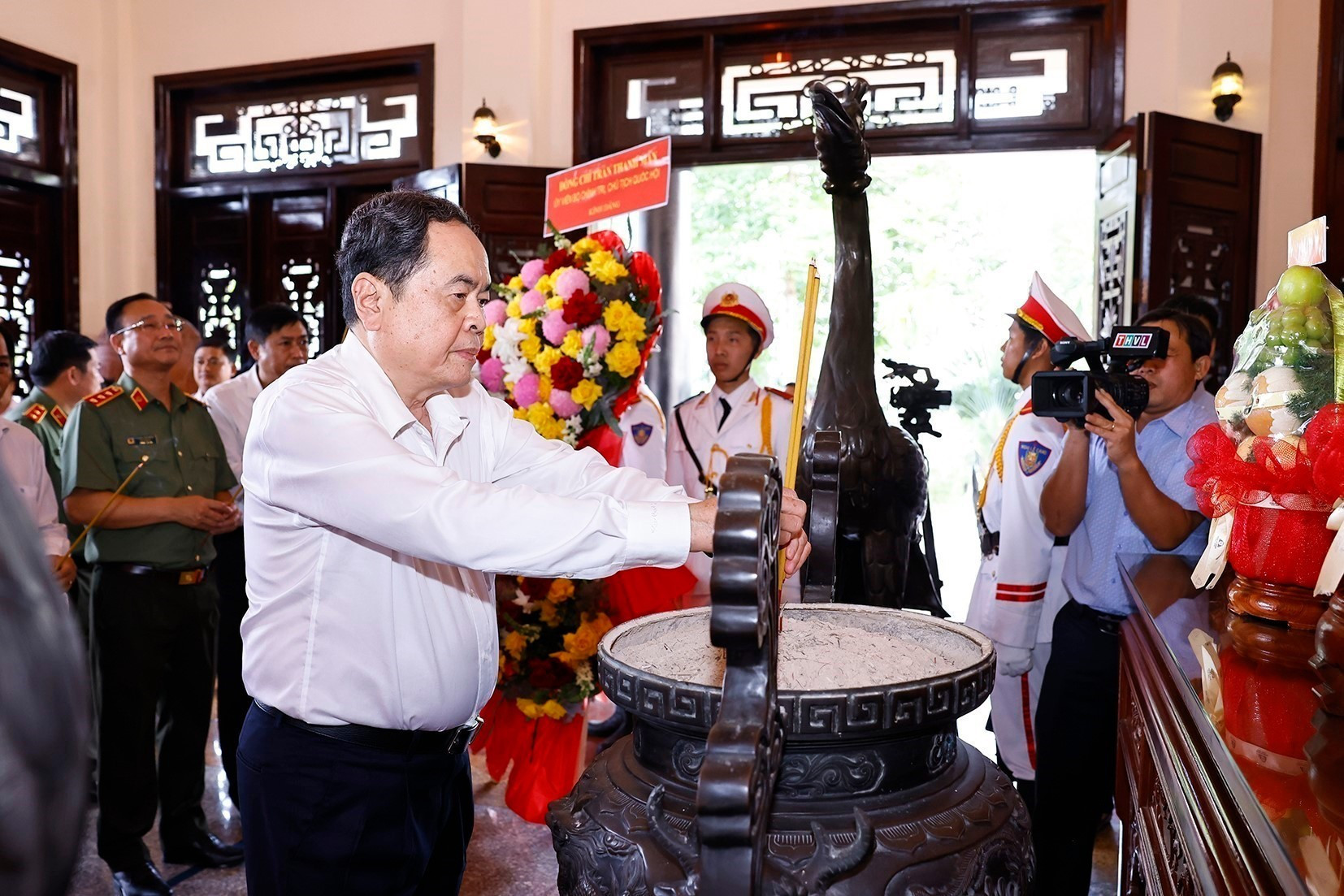 国会主席陈青敏敬香缅怀范雄同志。