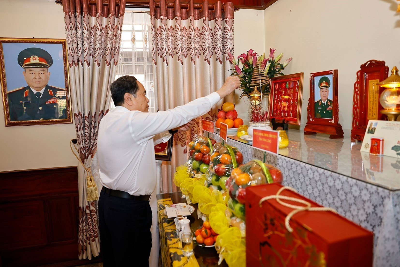 国会主席陈青敏敬香缅怀黎文勇同志。