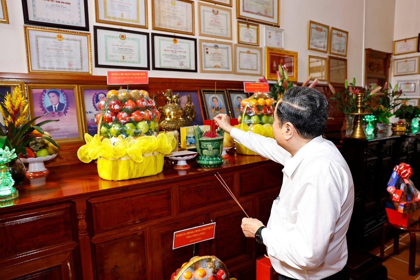 国会主席陈青敏进香缅怀张永仲同志。