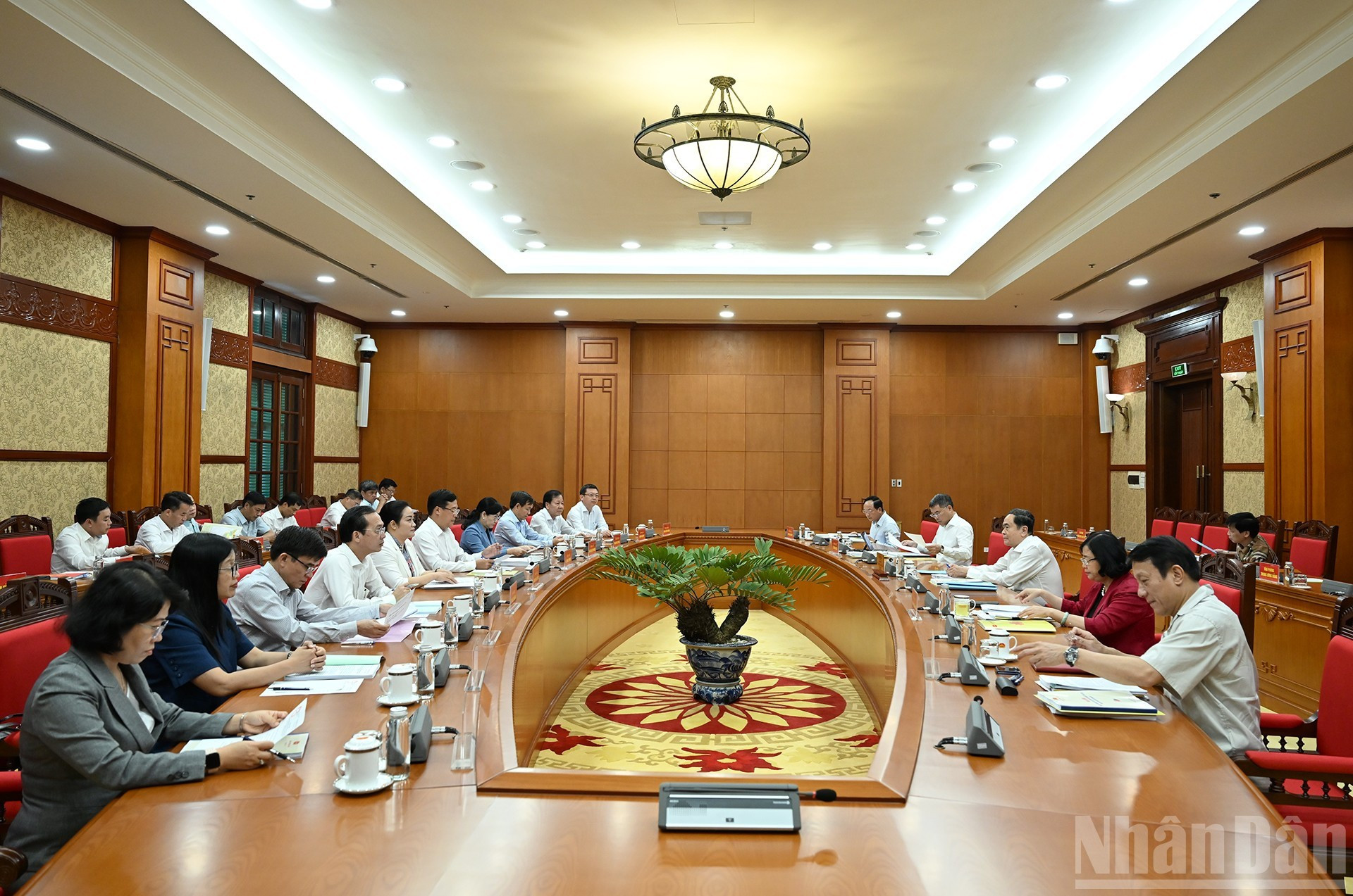 与同塔省委常委会进行工作会议场景。 与同塔省委常委会进行工作会议场景。