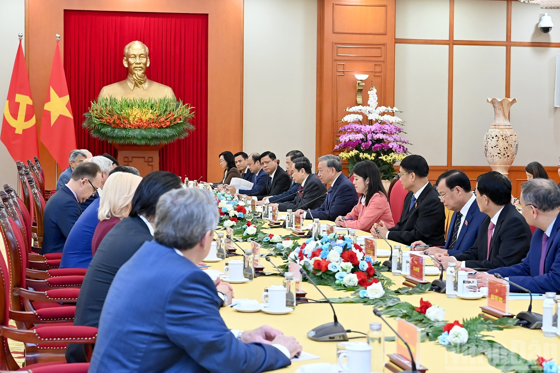 苏林总书记以及各位代表出席会见。 苏林总书记以及各位代表出席会见。