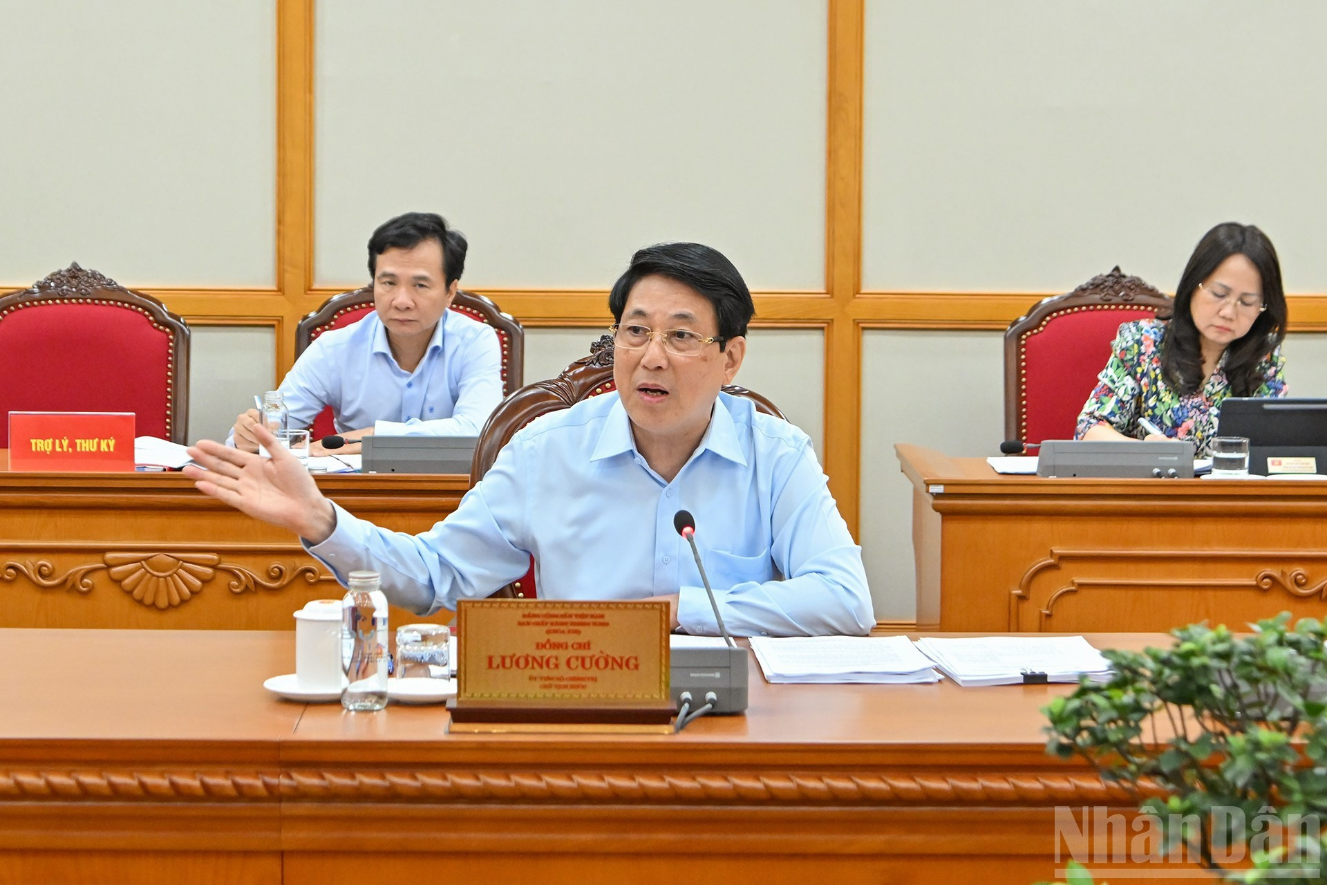 国家主席梁强在会上发表讲话。 国家主席梁强在会上发表讲话。