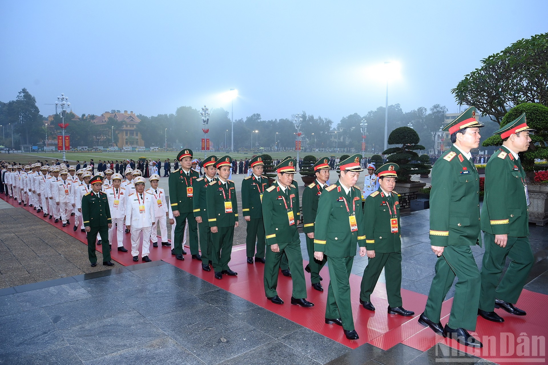 越南军队代表团入陵瞻仰胡志明主席遗容。