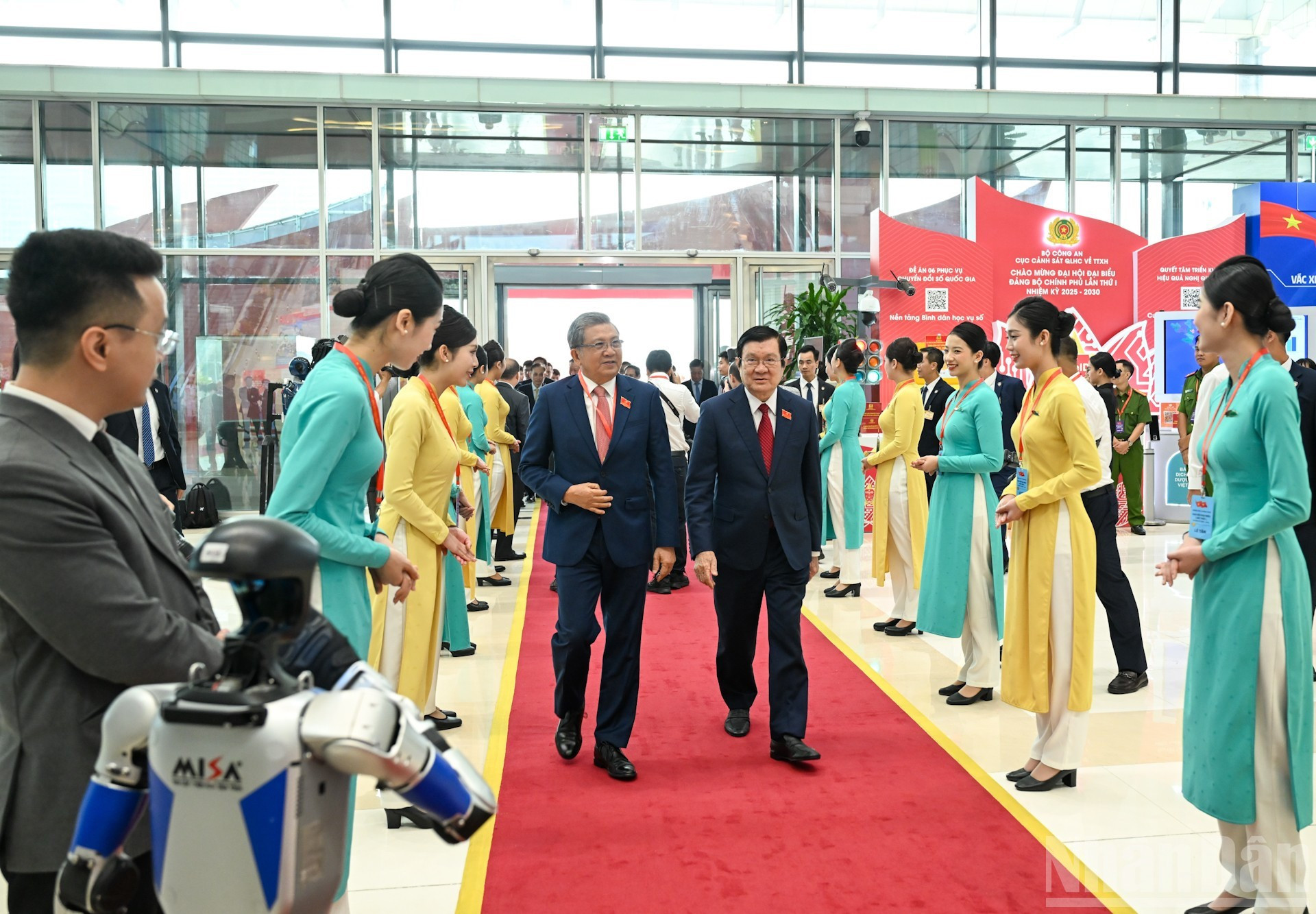 前国家主席张晋创出席大会。