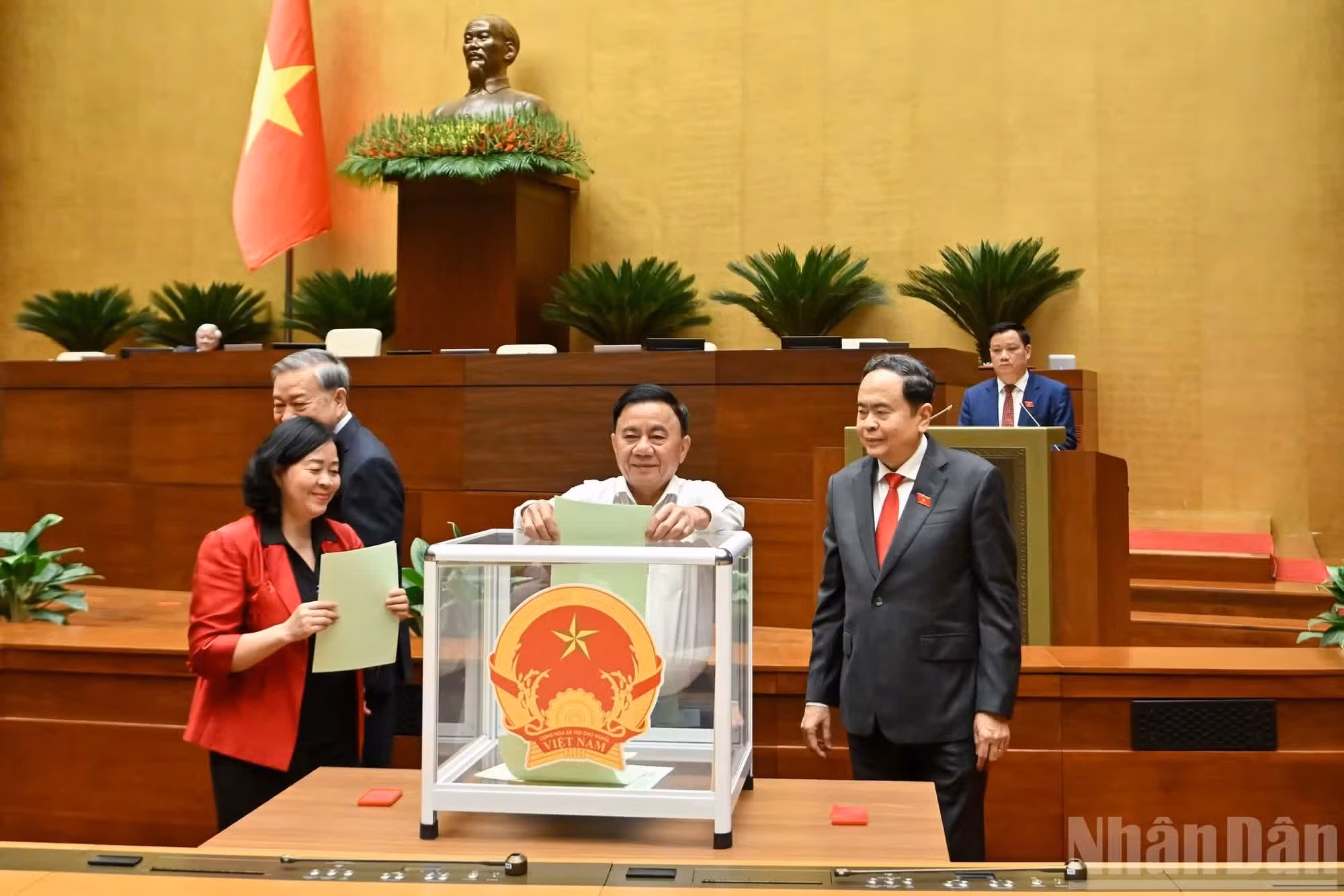 越共中央书记处常务书记陈锦秀在会上投票。