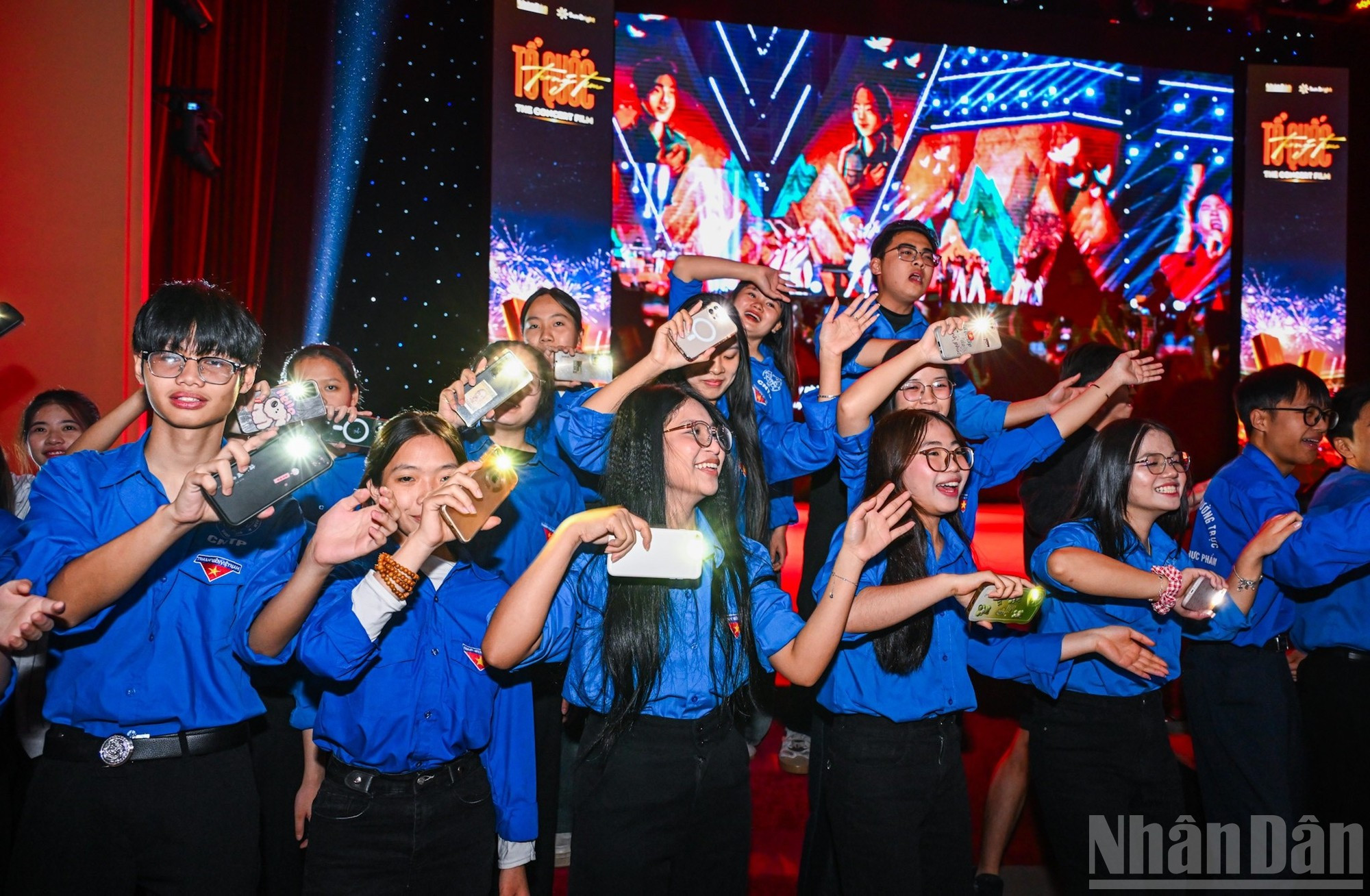 手机闪光灯同时亮起，形成充满活力的“光舞”。