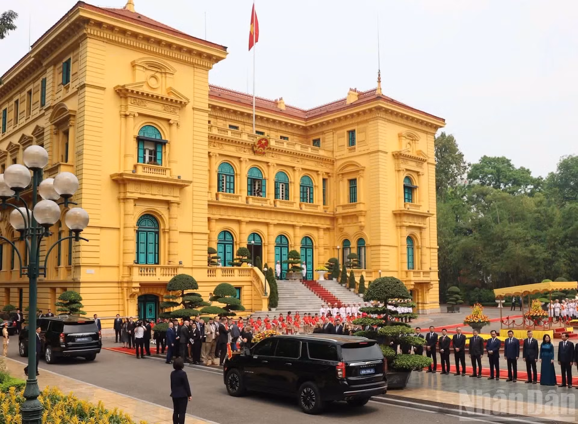 载着斯洛伐克共和国总理罗伯特·菲佐的车队抵达总统府。