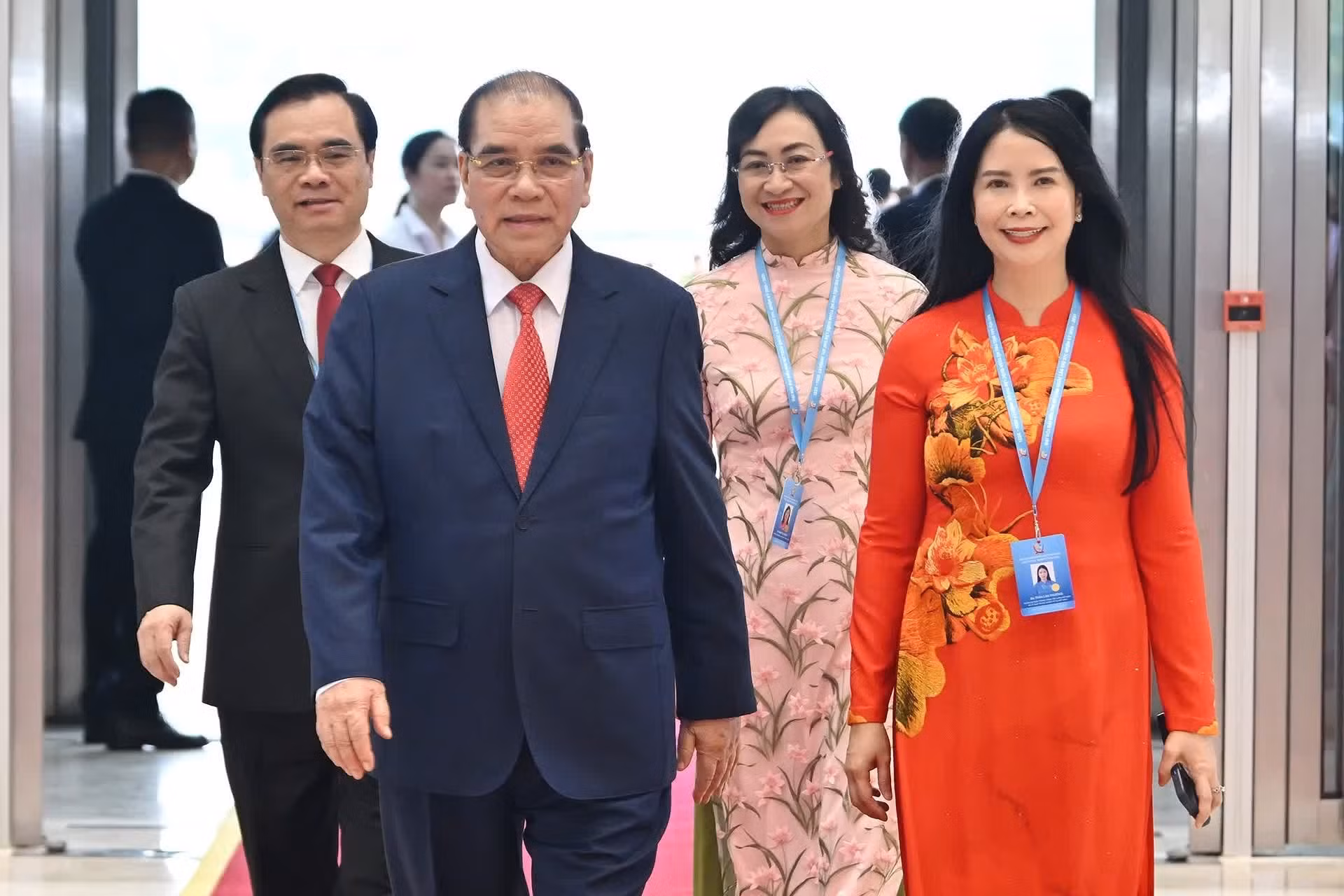 前越共中央总书记农德孟出席大会。
