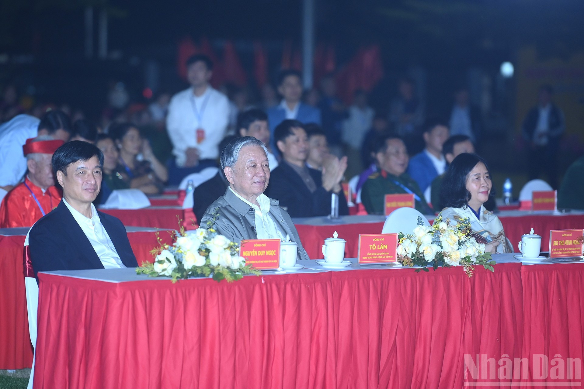 苏林总书记和各位代表出席活动。