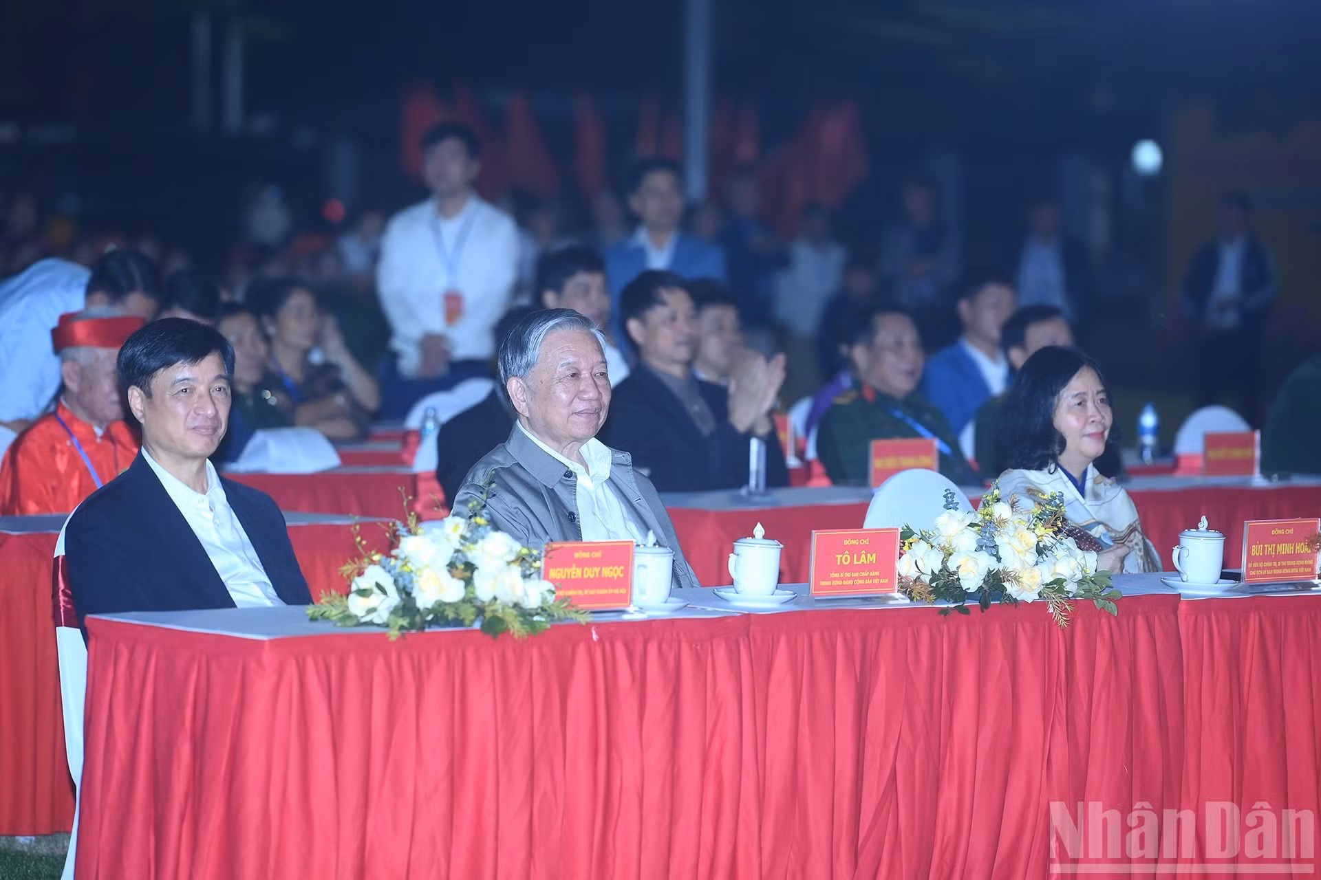 苏林总书记和各位代表出席活动。