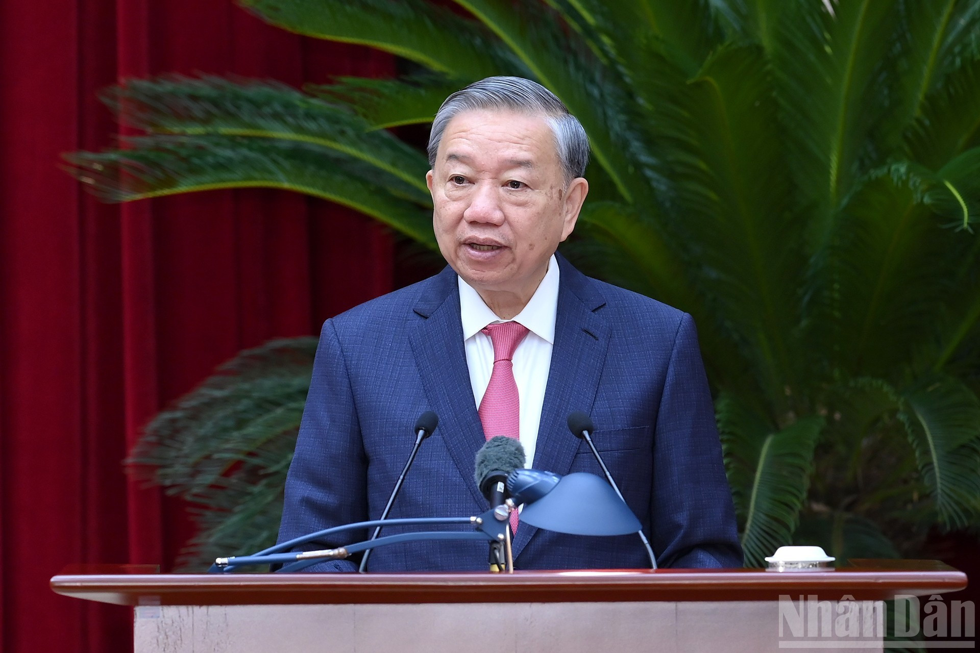 苏林总书记在会上致闭幕词。 苏林总书记在会上致闭幕词。