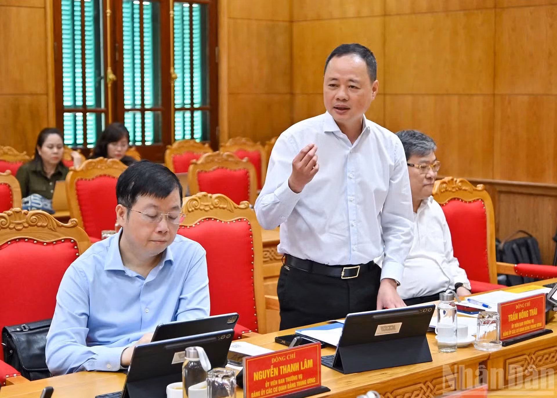 越南科学与技术翰林院主席陈红泰在会上发表讲话。