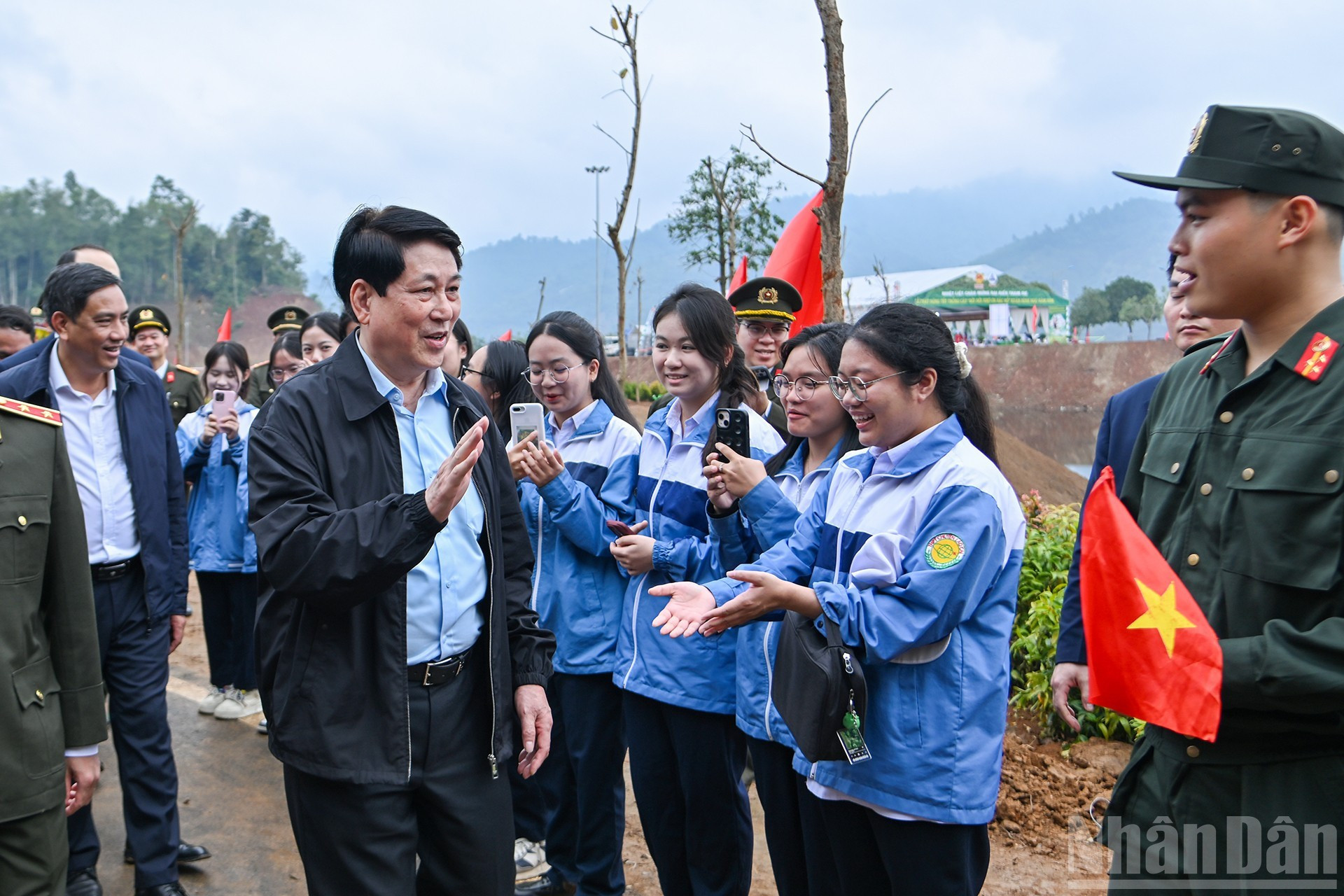 梁强主席与当地人民合影留念。