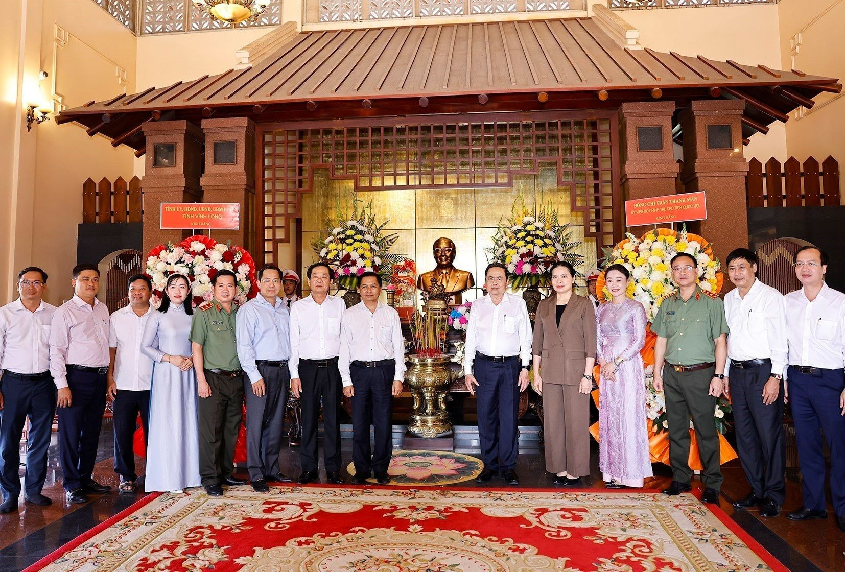 越南国会主席陈青敏上香缅怀原党和国家领导人【组图】