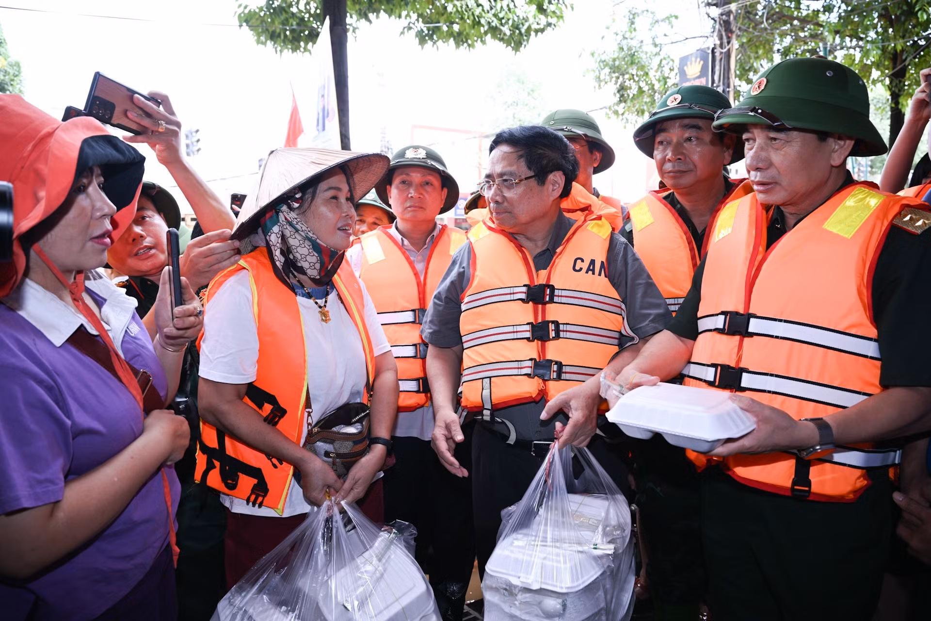 范明正总理亲切慰问并向太原省潘廷逢坊受灾人民赠送生活必用品。