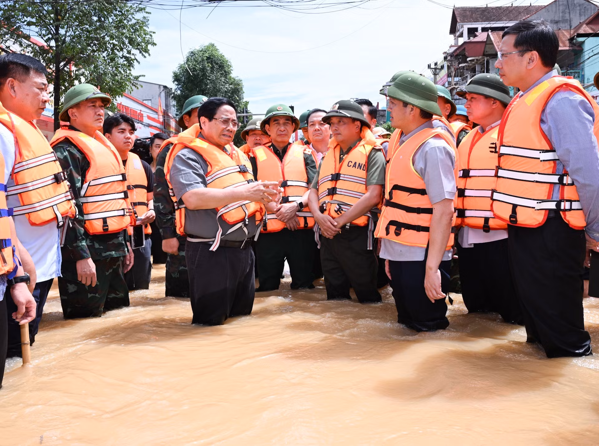 范明正总理视察太原省潘廷逢坊抢险救灾工作。