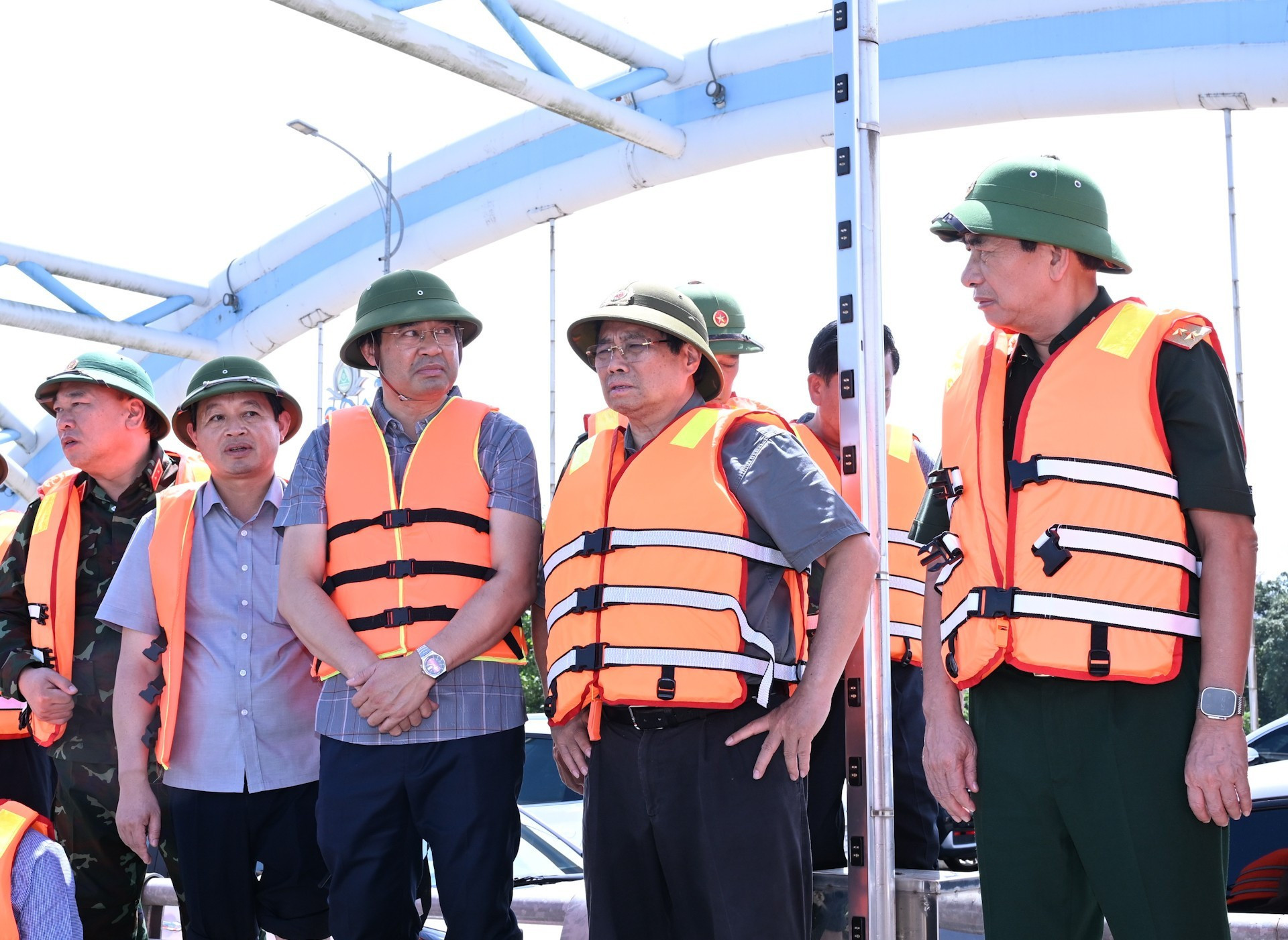范明正总理视察太原省潘廷逢坊球江𣷷像桥地区的抗洪抢险工作。 范明正总理视察太原省潘廷逢坊球江𣷷像桥地区的抗洪抢险工作。