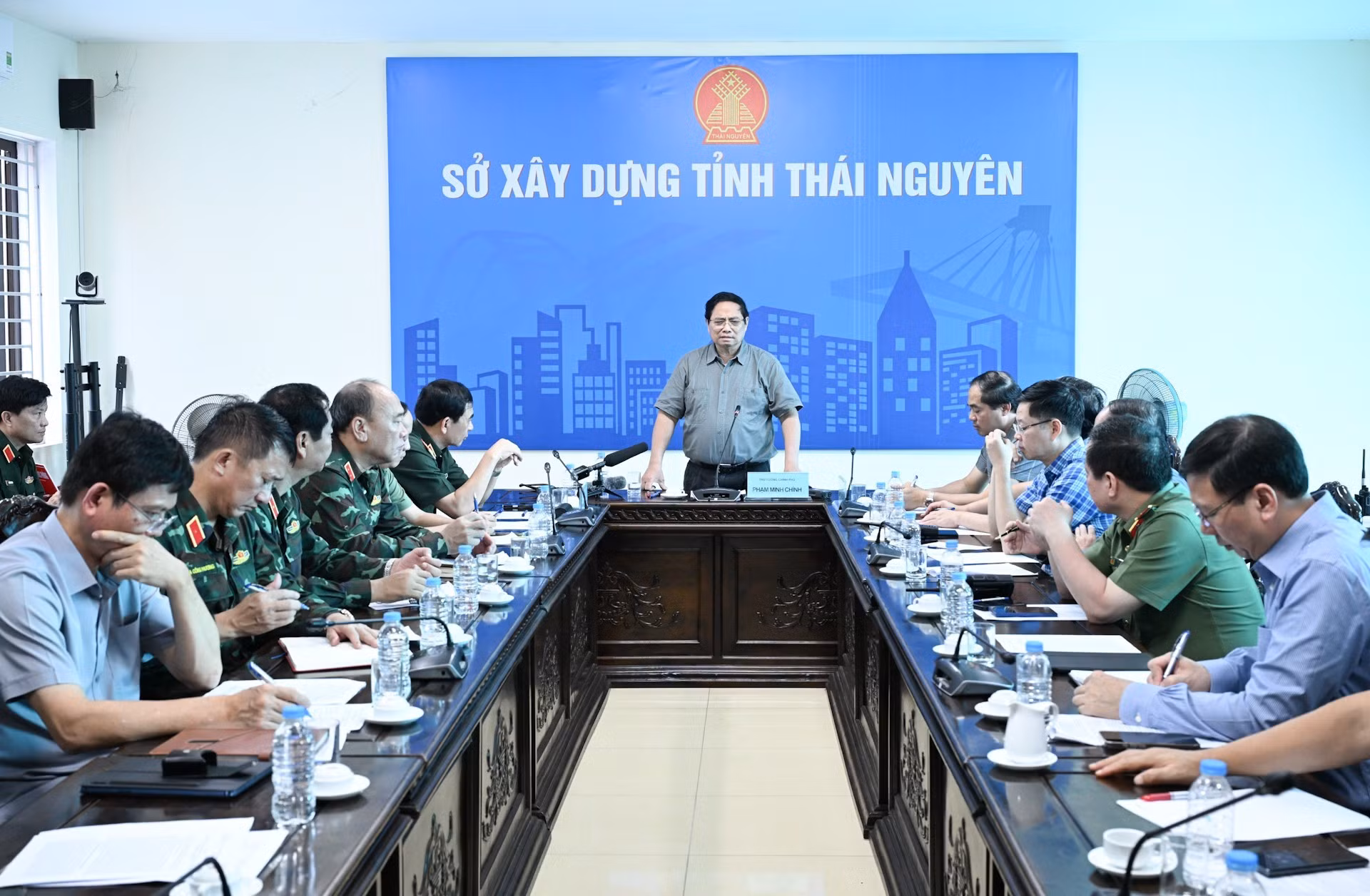 范明正总理同太原省领导举行工作会议