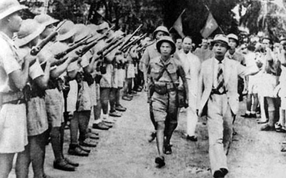 1945年8月26日,八月革命夺取政权后,越南解放军司令武元甲出席河内阅兵式。(资料图:人民报) image-1.jpg