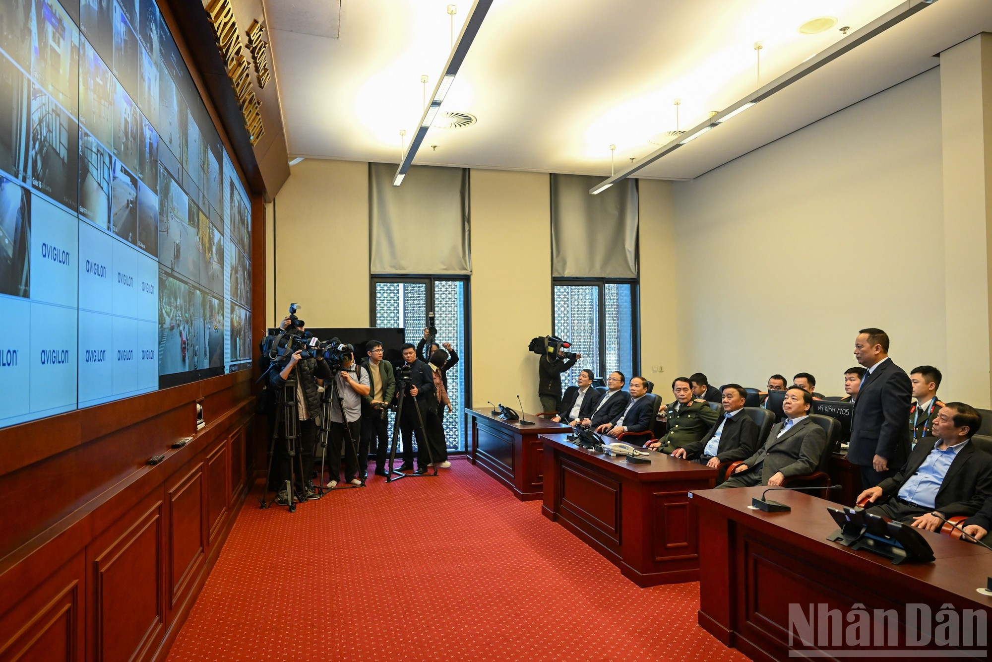 越共中央书记处常务书记陈锦秀检查公安部的指挥中心。