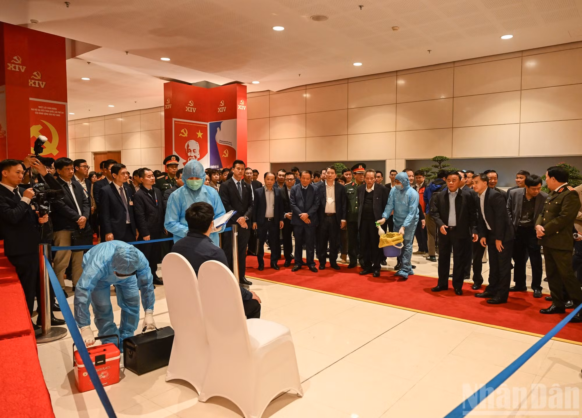 越共中央书记处常务书记陈锦秀检查越共十四大的医疗服务。