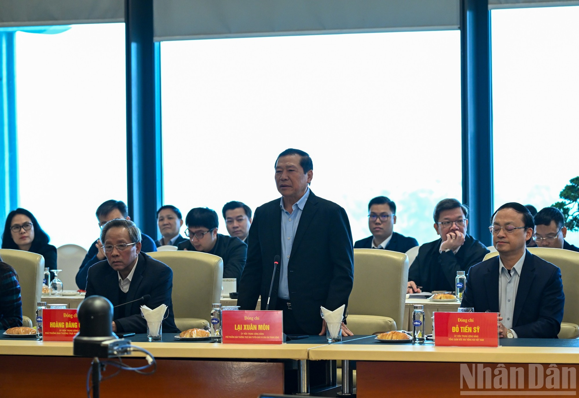 越共中央宣教与民运部常务副部长赖春门在会上发表讲话。