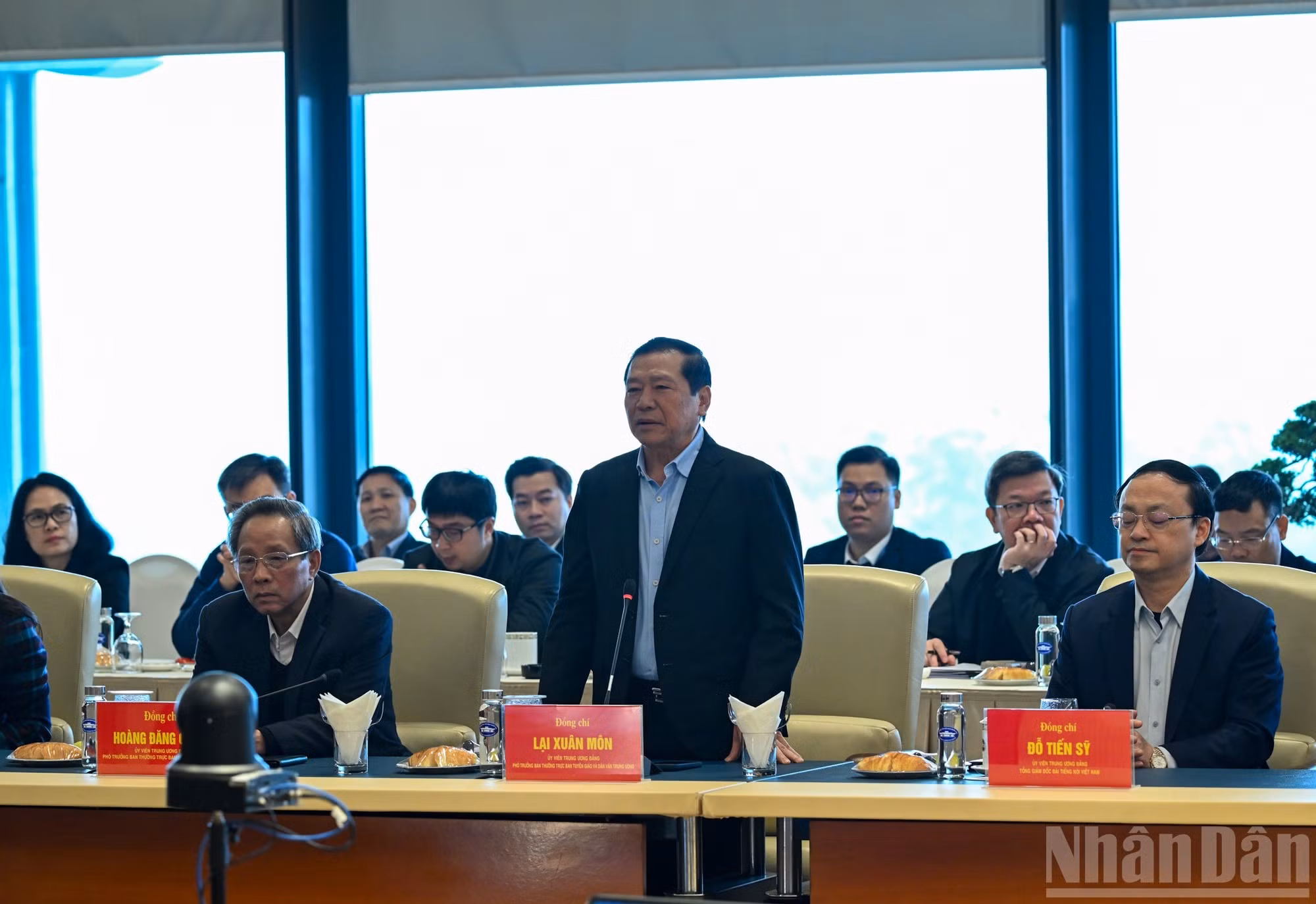 越共中央宣教与民运部常务副部长赖春门在会上发表讲话。