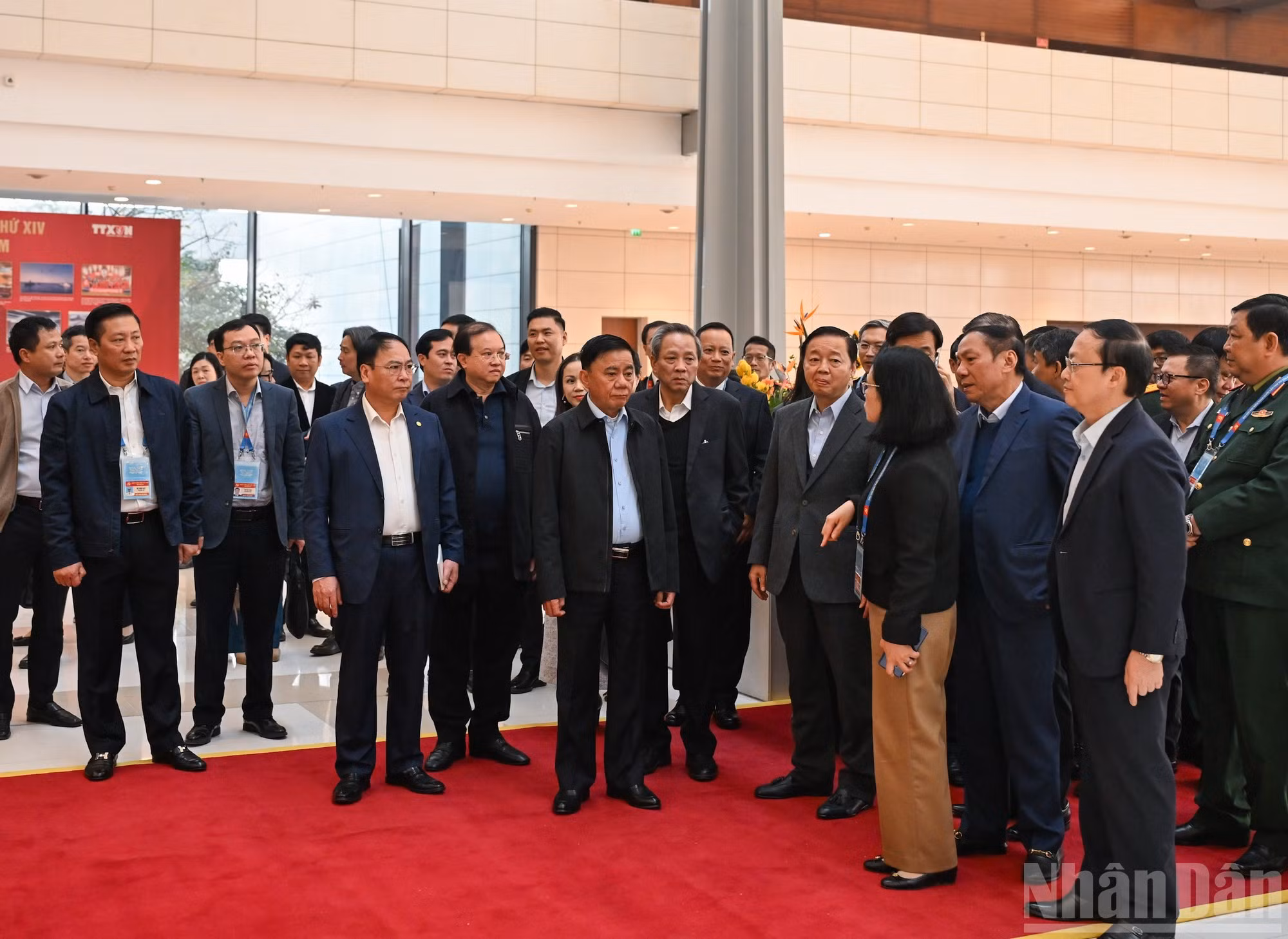 陈锦秀同志在越共十四大组织服务工作初步检查会上听取各单位汇报。