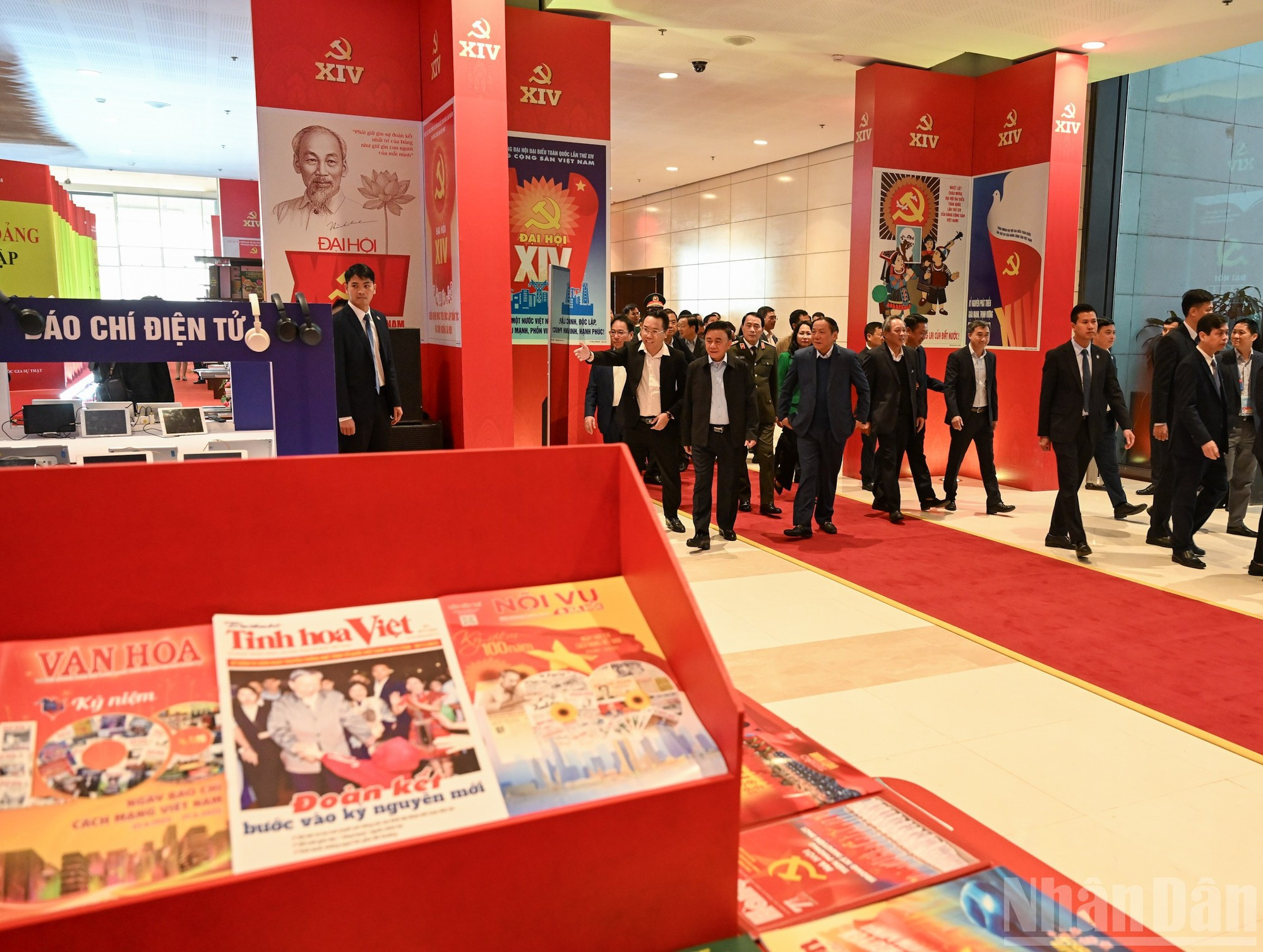 越共中央书记处常务书记陈锦秀检查大会新闻出版物展示区。