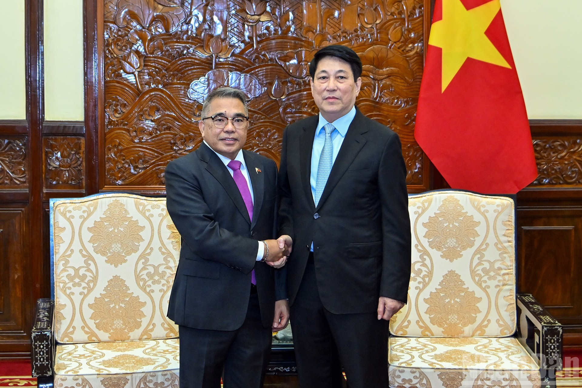 越南国家主席梁强与菲律宾驻越南特命全权大使梅纳尔多·洛斯·巴诺斯·蒙特阿莱格雷。