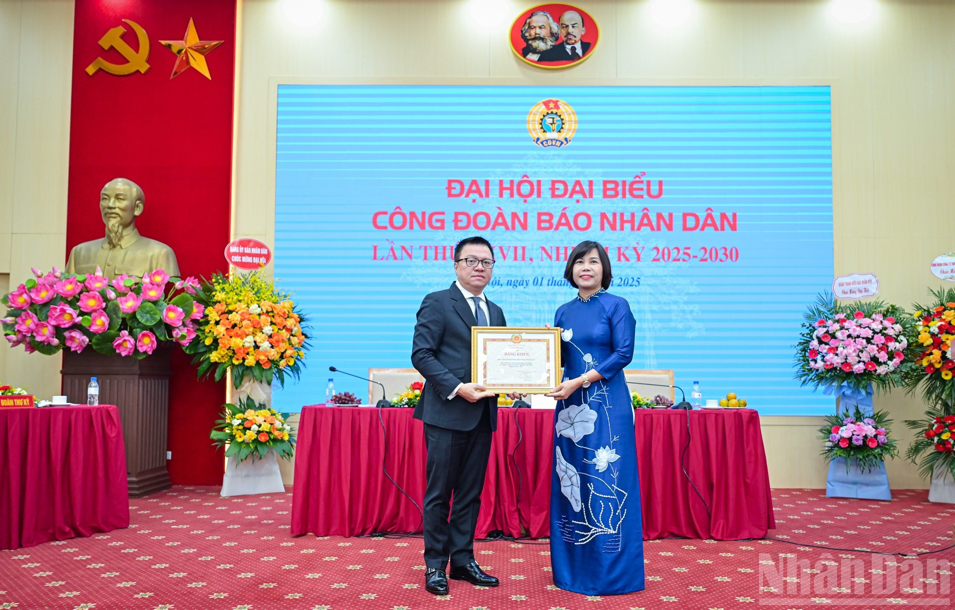 黎国明同志向《人民报》社工会组织集体授予奖状。