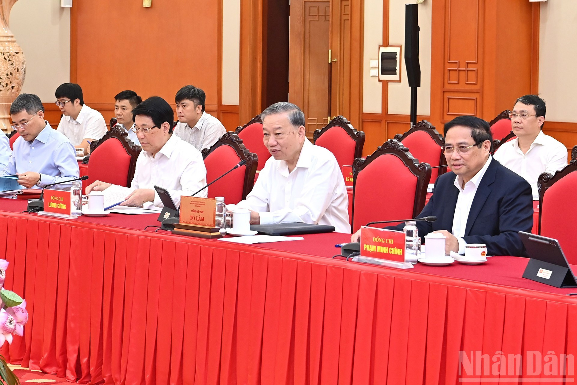苏林总书记在工作会议上发表指导性讲话。 苏林总书记在工作会议上发表指导性讲话。