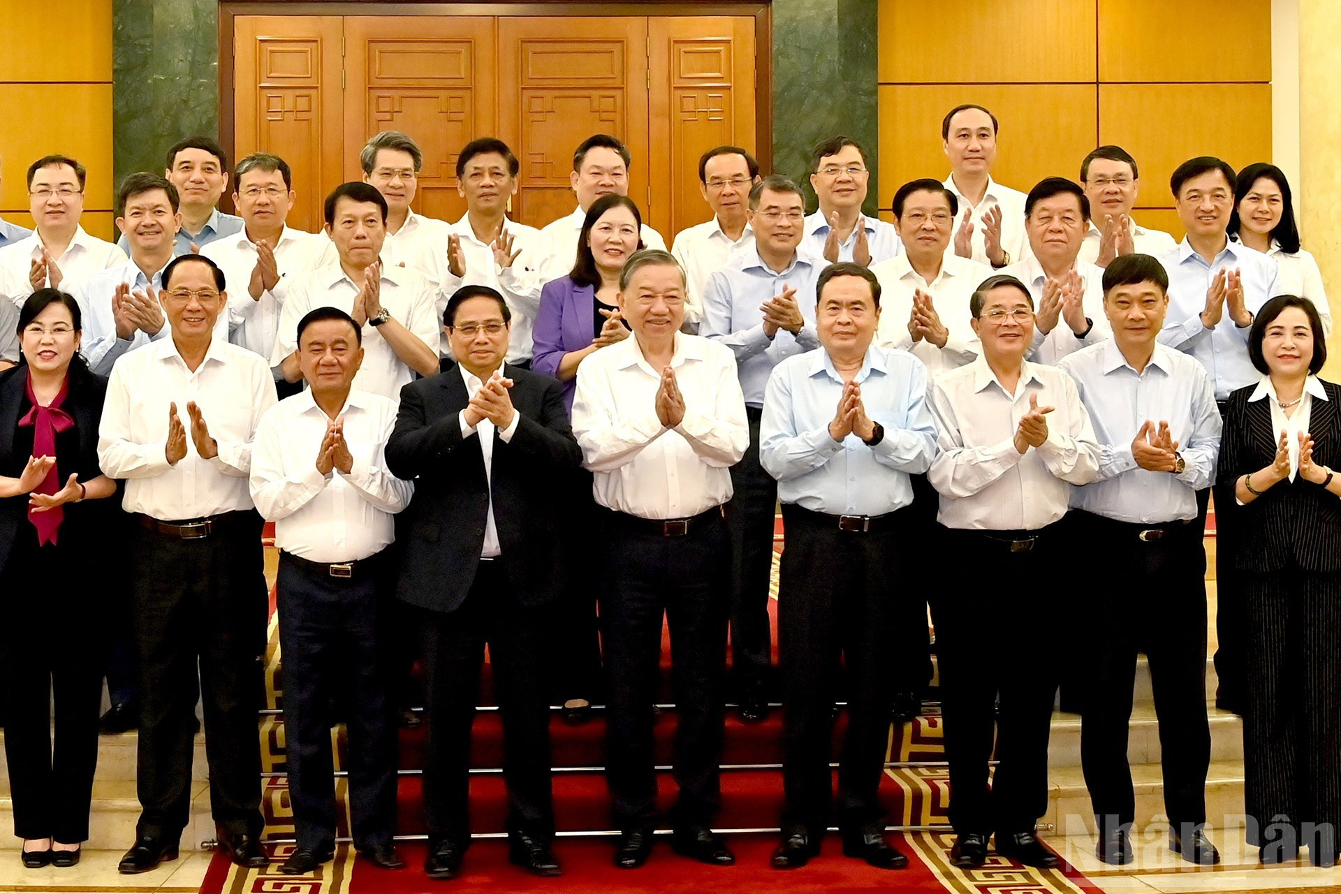 苏林总书记同党和国家领导以及国会党委常委会代表合影。 苏林总书记同党和国家领导以及国会党委常委会代表合影。