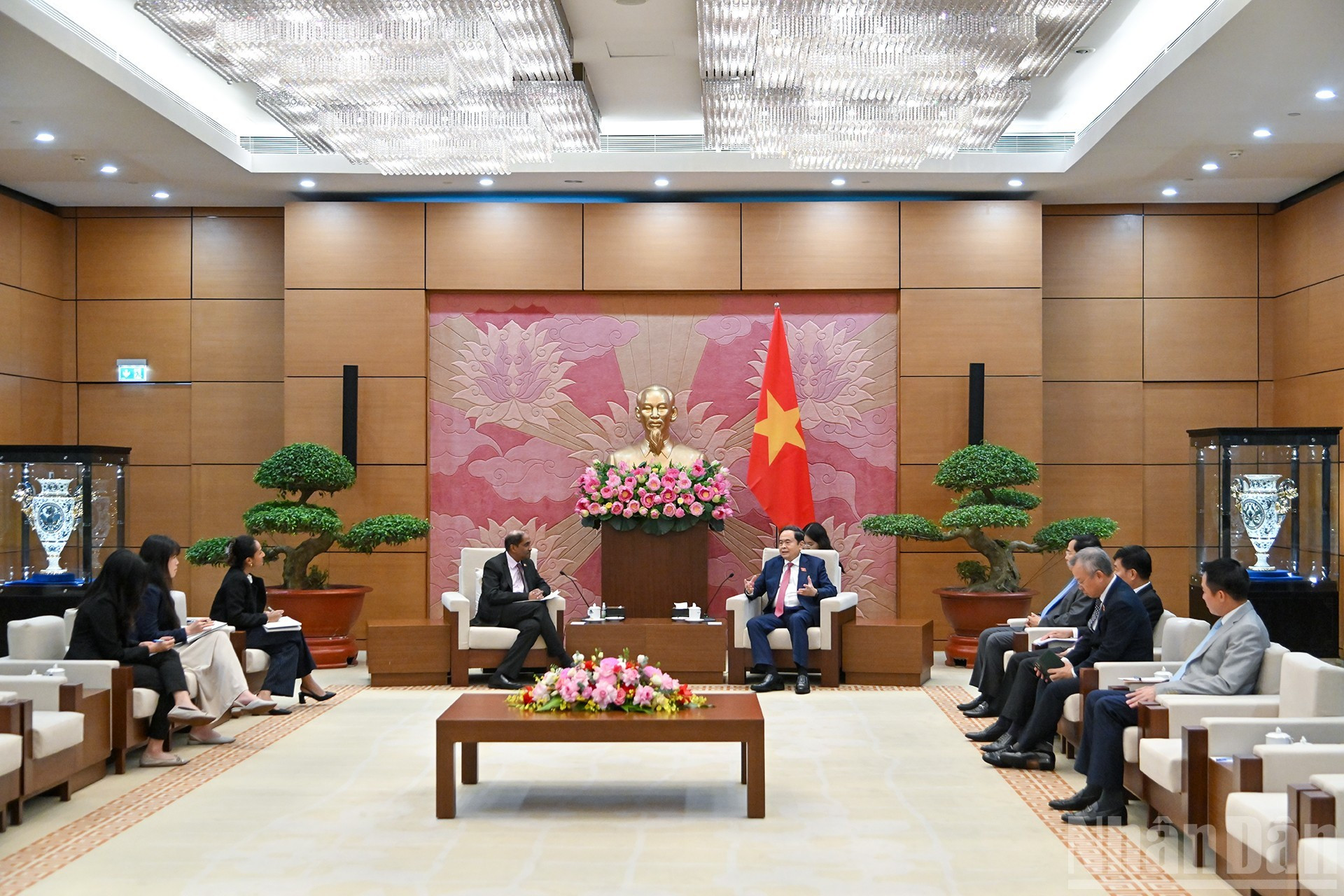 国会主席陈青敏会见新加坡驻越南大使贾亚·拉特南的场景。 国会主席陈青敏会见新加坡驻越南大使贾亚·拉特南的场景。