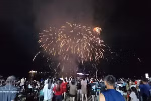 为促进旅游消费，自2025年7月起，广宁省拜斋坊海域每周二、周四和周六晚举办艺术烟花燃放活动。(图片来源：越通社)