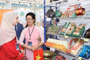 向阿尔及利亚介绍越南产品。（图片来源：越通社）