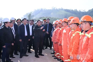 范明正总理视察谅山省友谊口岸—芝陵高速公路项目。