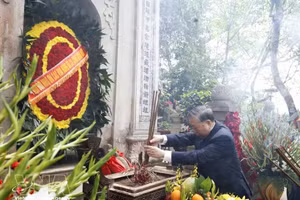 越共中央总书记、国家主席苏林在雄王陵进香、献花缅怀。（图片来源：越通社）