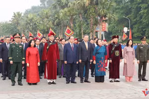 越共中央总书记、国家主席苏林同各位党、国家现任及原领导同志启程登上义岭山，向历代雄王进香缅怀。（图片来源：Vietnamnet）