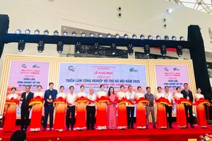 东盟制造业国际经贸展开幕剪彩仪式。