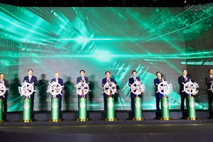 以“构建新增长空间”为主题的海防自由贸易区启动仪式现场。